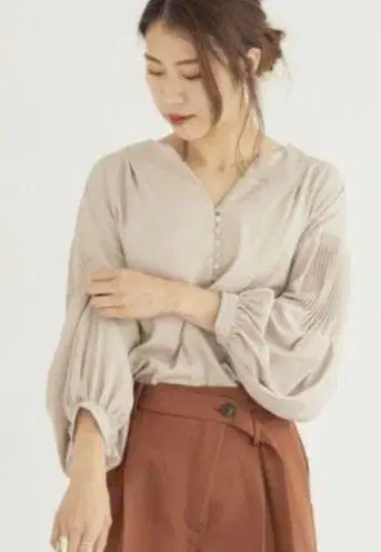 핀턱 개더 벌룬 슬리브 블라우스