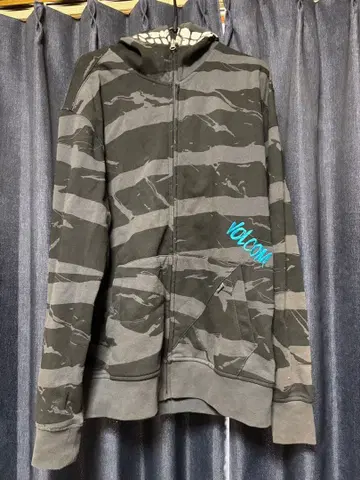 Volcom 스트라이프 패턴 후드티