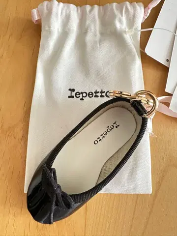 미사용 새상품 Repetto 블랙 에나멜 발레 슈즈 키링