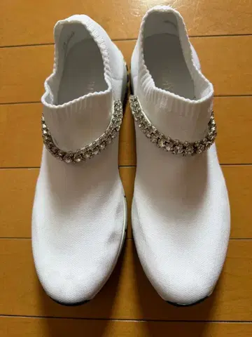 JIMMY CHOO 화이트 비쥬 스니커즈 미사용품