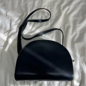하프문형 숄더백