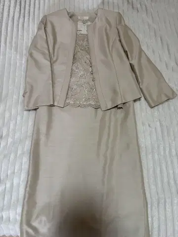 새상품급 베이지 새틴 레이스 상의 포함 앙상블