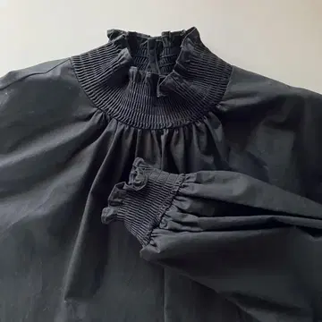 universal tissu 모크 셔링 블라우스 프릴 블랙