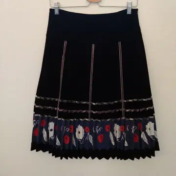 블랙 플리츠 스커트 자수
