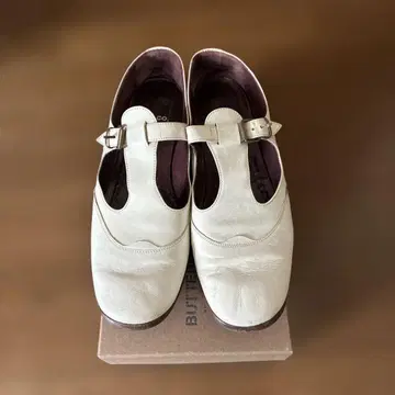 화이트 가죽 오픈토 슈즈