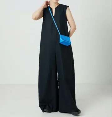 블랙 슬리브리스 V넥 올인원