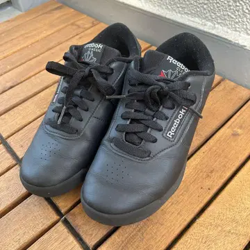 Reebok 블랙 클래식 스니커즈