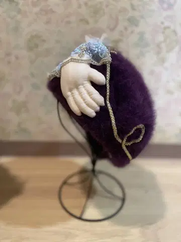 레어한 보라색 퍼 베레모 파랑 리본 포함