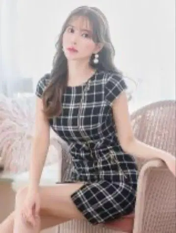 체크 무늬 드레스 반팔 블랙과 화이트