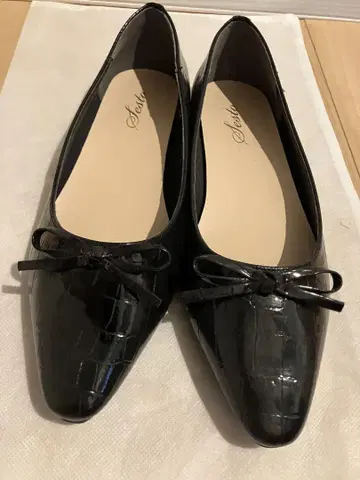 블랙 에나멜 플랫슈즈 리본 포함