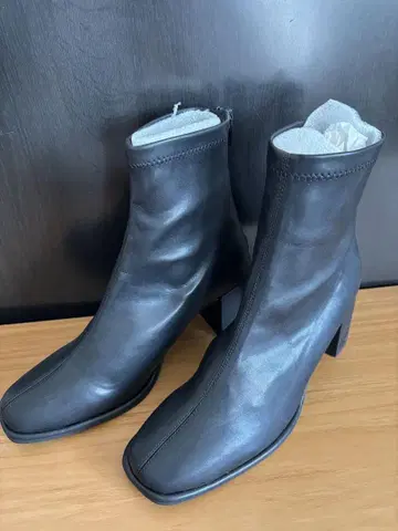 블랙 지퍼 부츠