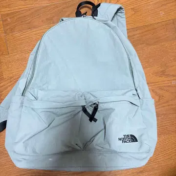 THE NORTH FACE 라이트 그레이 백팩 화이트 라벨