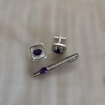 자수정 넥타이핀과 커프스 단추 세트