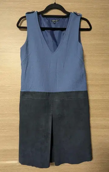 파랑과 다크 네이비의 슬리브리스 원피스