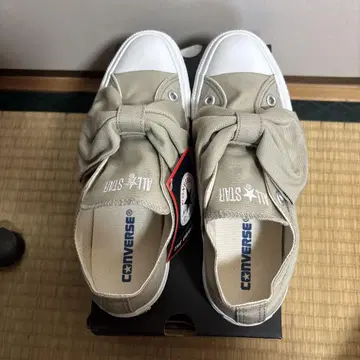CONVERSE 리본 포함 베이지 스니커즈