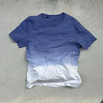 GUESS 그라데이션 T셔츠