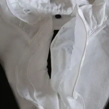 프릴 달린 화이트