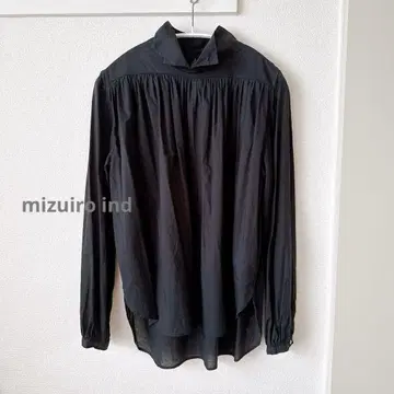 미즈이로 인드 스탠드 셔츠 칼라 개더 셔츠 블랙