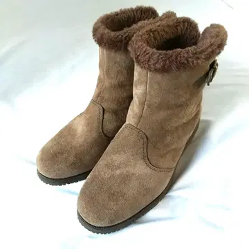 브라운 퍼가 달린 어그 부츠