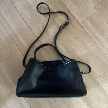 GIANNI CHIARINI 블랙 가죽 숄더백 스터드 부착
