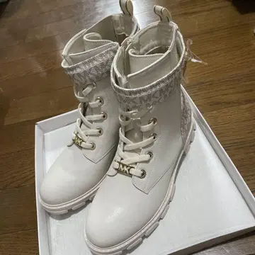 새상품 MICHAEL KORS 화이트 숏부츠