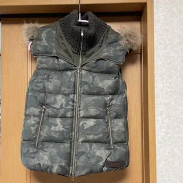 새상품급 TATRAS 카모 패턴 후드 부착 다운 베스트
