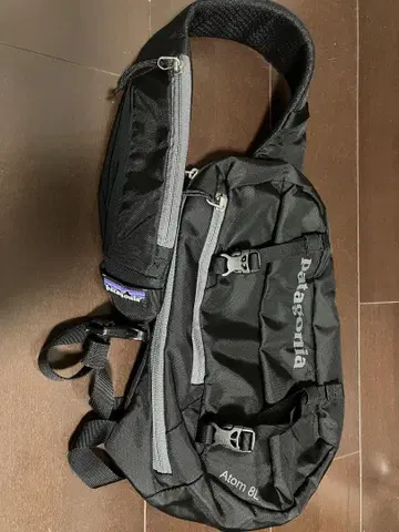 파타고니아 아톰 8L 바디백 블랙