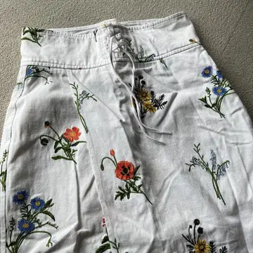 투모로우랜드 맥피 꽃무늬 자수 하이웨스트 스커트