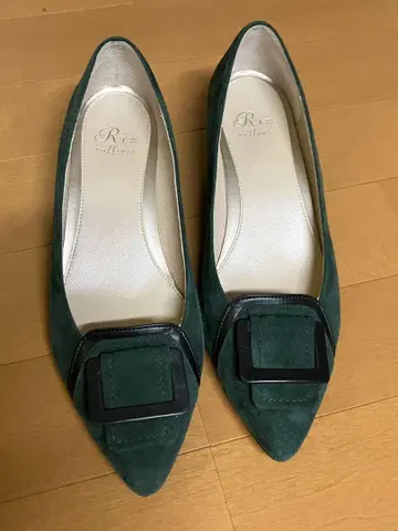 그린 컬러 스웨이드 버클 펌프스