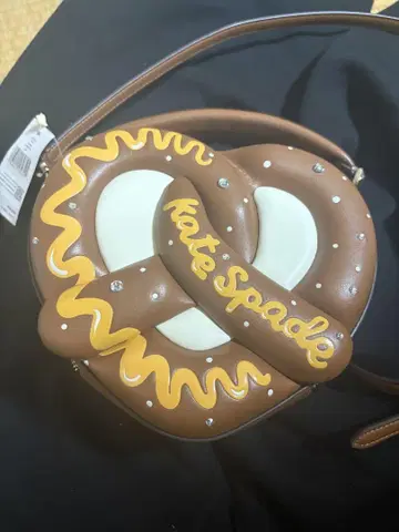 kate spade 프레첼 모양 숄더백