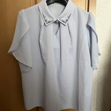 axes femme 플레어 소매 컷워크 블라우스