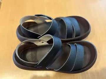 레게타카누 블랙 스트랩 샌들