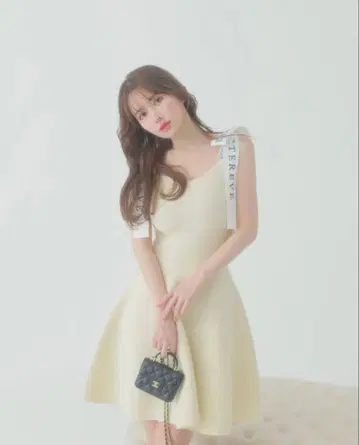 리본 포함 슬리브리스 드레스 크림색