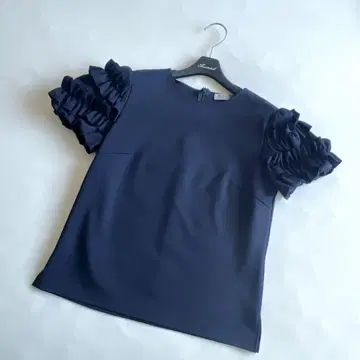 [ 미사용 ] 엠프리미어 분또 개더 프릴 퍼프 슬리브 티셔츠 네이비