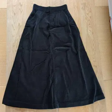 블랙 코듀로이 플레어 스커트