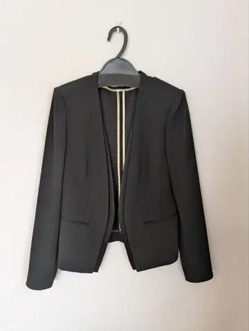 BEIGE. 블랙 노카라 자켓과 타이트 스커트 세트
