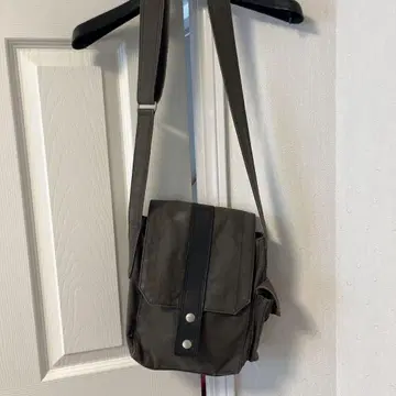 그레이 플랩 숄더백