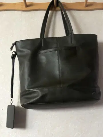 짙은 녹색 가죽 토트백 패스 케이스 포함