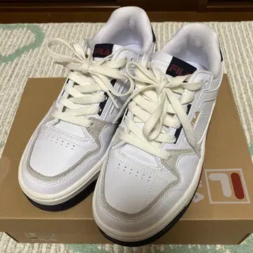 [ 새상품급 ] FILA 레트로 스타일 스니커즈 화이트/네이비 24cm