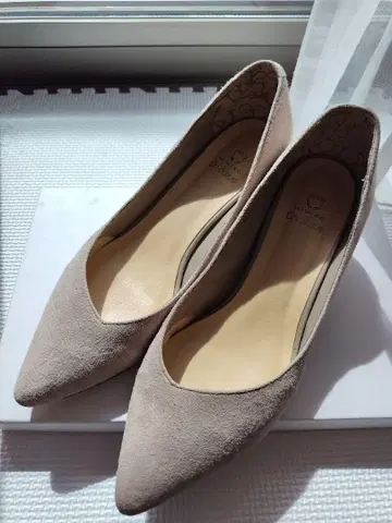 새상품급 히미코 베이지 스웨이드 펌프스 23.5cm