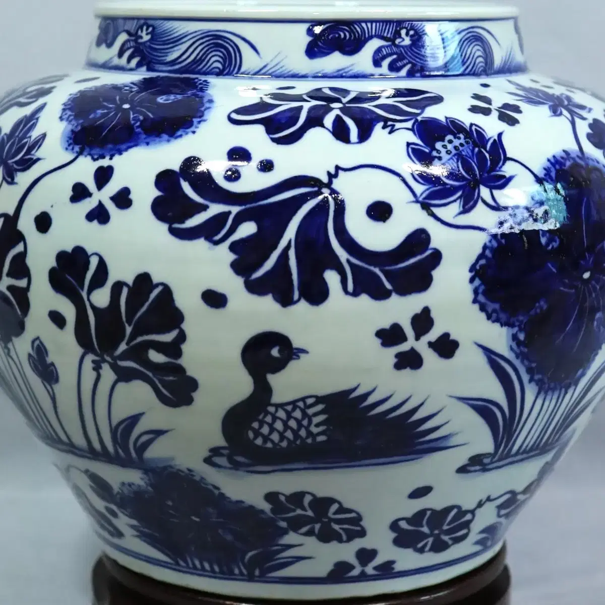 Chinese porcelain blue and white water plant mandarin duck painting jar