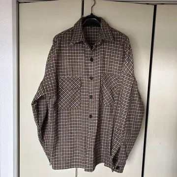 브라운 계열 체크 무늬 셔츠