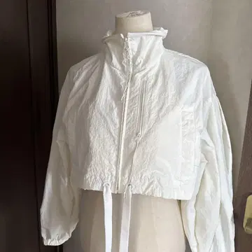 알렉시아 아스탄 점퍼 숏 기장 자켓 아이보리