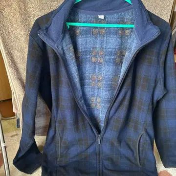 플리스 자켓 네이비와 브라운 체크