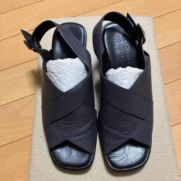 마가렛호웰 다크 브라운 가죽 크로스 스트랩 샌들
