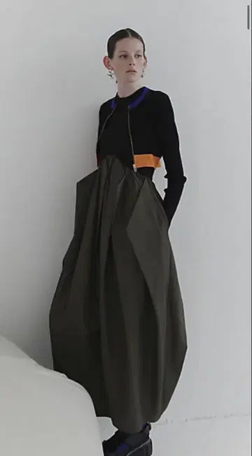 시착만 한 상품 CURVE LINE TUCK SLEEVELESS OP