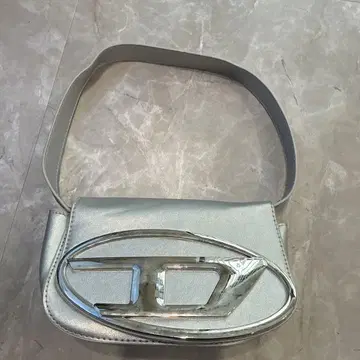 메탈릭 실버 핸드백