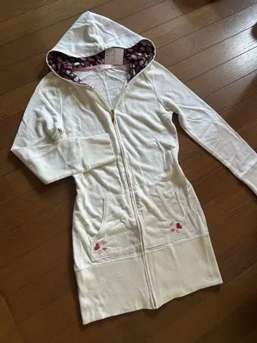 하트 무늬 안감 부착 화이트 후드티 헤이세이 갸루 공주 원피스