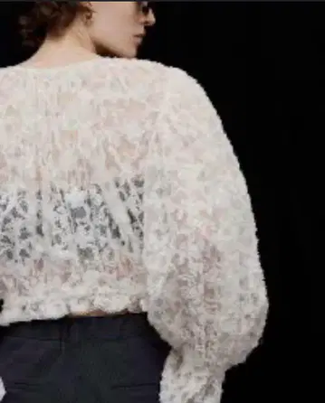 Ameri BRUSHED LACE VOLUME BLOUSE 새상품