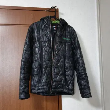 후드 부착 블랙 퀼팅 자켓